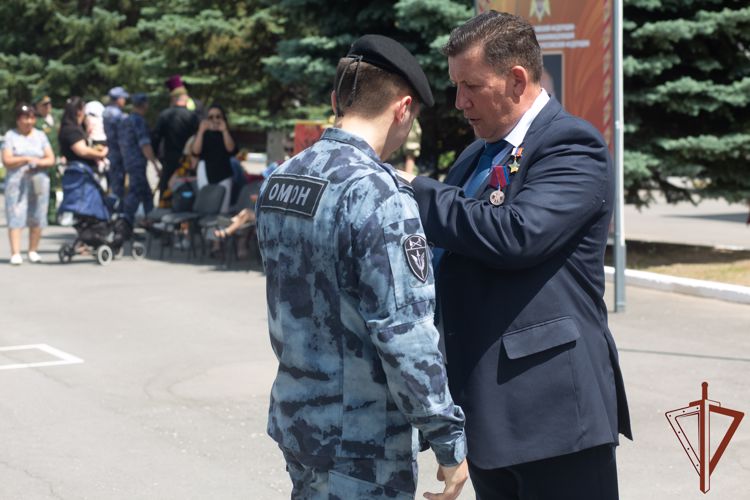 Командующий Приволжским округом Росгвардии вручил государственные награды участникам спецоперации