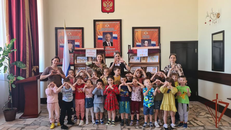 Военнослужащие и сотрудники Северо-Кавказского округа Росгвардии поздравили детей с праздником