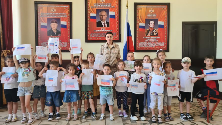 В грозненском соединении Росгвардии в рамках акции «Каникулы с Росгвардией» прошли мероприятия ко Дню России