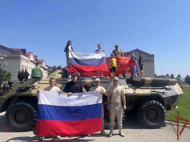 В грозненском соединении Росгвардии в рамках акции «Каникулы с Росгвардией» прошли мероприятия ко Дню России