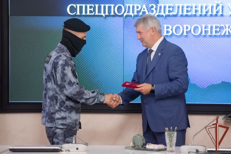 Росгвардейцам - участникам спецоперации вручили госнаграды в Воронеже 