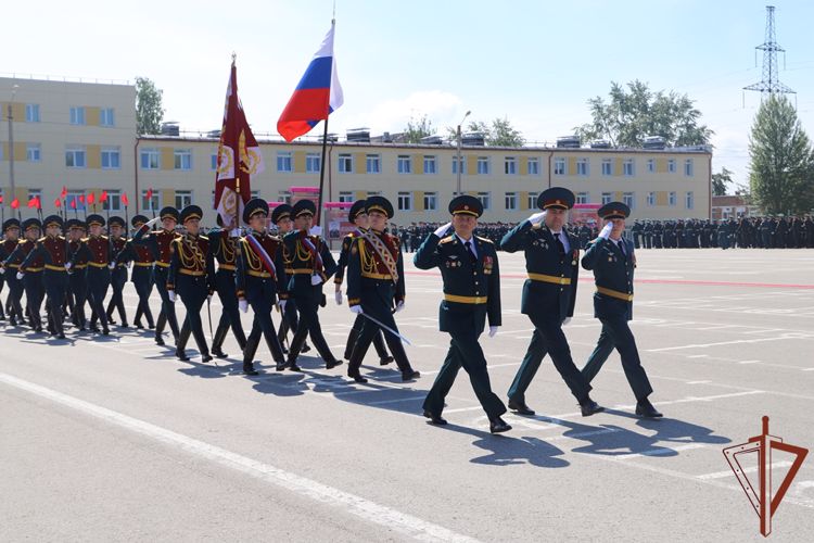 Заместитель командующего Уральским округом принял участие в выпуске офицеров Пермского военного института Росгвардии (видео)