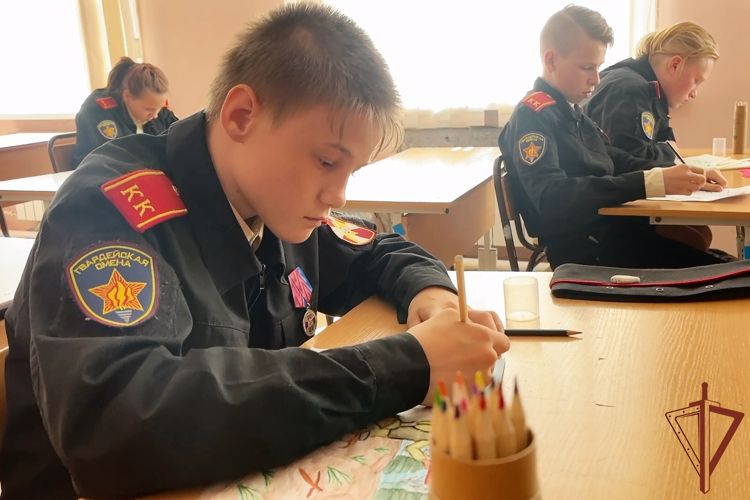 Кадеты из Хабаровска написали письма росгвардейцам - участникам спецоперации на Украине