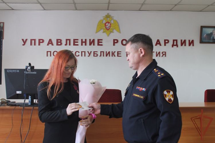 В Бурятии росгвардейцы наградили журналистов памятными медалями 