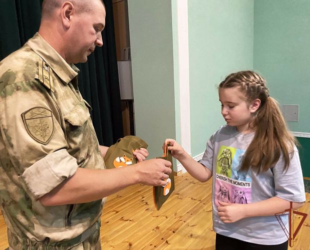 Участники детского лагеря в Саранске передали поделки для росгвардейцев — участников спецоперации