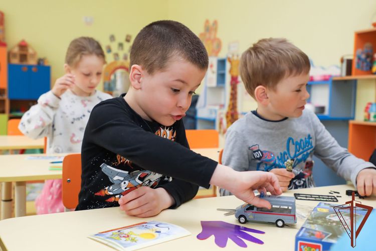 В Международный день защиты детей росгвардейцы подарили игрушки воспитанникам детского сада в Подмосковье