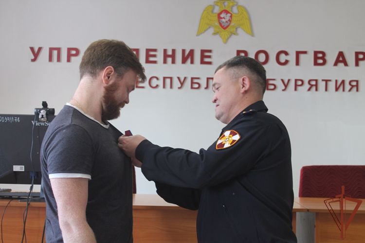 В Бурятии росгвардейцы наградили журналистов памятными медалями 