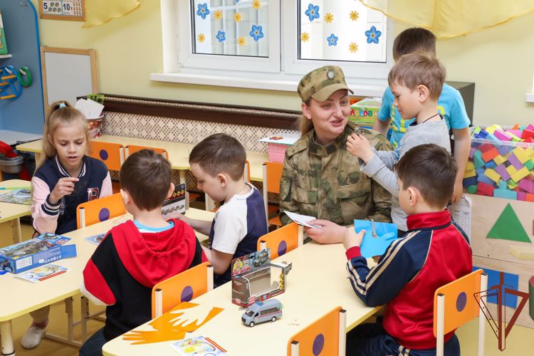 В Международный день защиты детей росгвардейцы подарили игрушки воспитанникам детского сада в Подмосковье