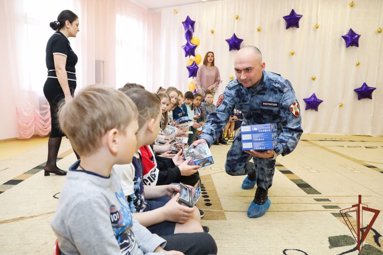 В Международный день защиты детей росгвардейцы подарили игрушки воспитанникам детского сада в Подмосковье