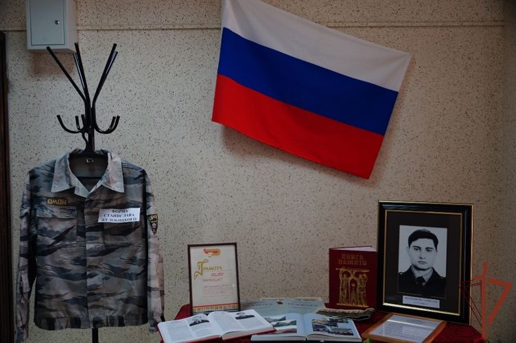 Мемориальную доску в память о погибшем бойце ОМОН открыли на Южном Урале