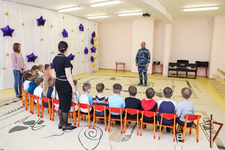 В Международный день защиты детей росгвардейцы подарили игрушки воспитанникам детского сада в Подмосковье