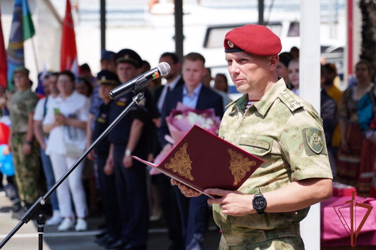 Вернувшийся со спецоперации росгвардеец сделал предложение своей девушке в Сочи