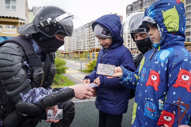 Росгвардейцы поздравили воспитанников петербургского детсада  с Днем защиты детей