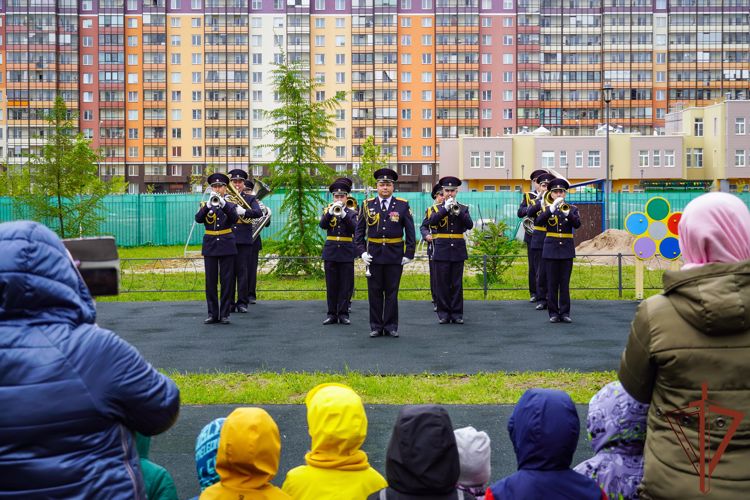 Росгвардейцы поздравили воспитанников петербургского детсада  с Днем защиты детей