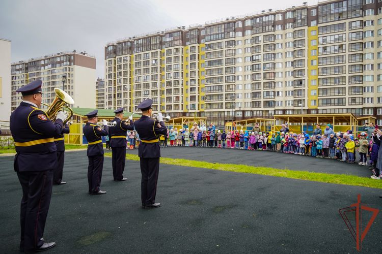 Росгвардейцы поздравили воспитанников петербургского детсада  с Днем защиты детей