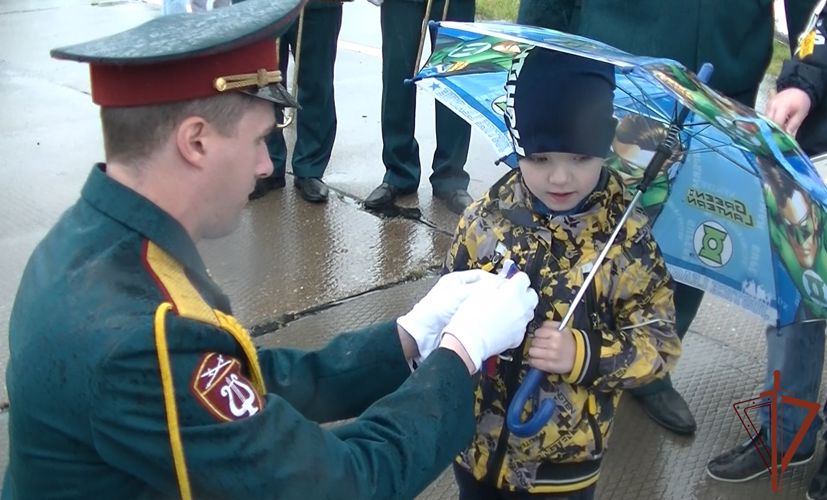 Оркестр Росгвардии поздравил жителей города Лесной с 75-летием со дня основания (видео)