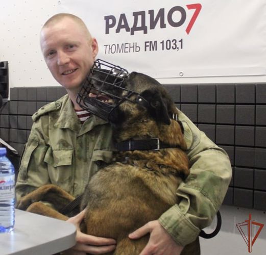 Накануне профессионального праздника кинологи Уральского округа Росгвардии стали гостями прямого радиоэфира 