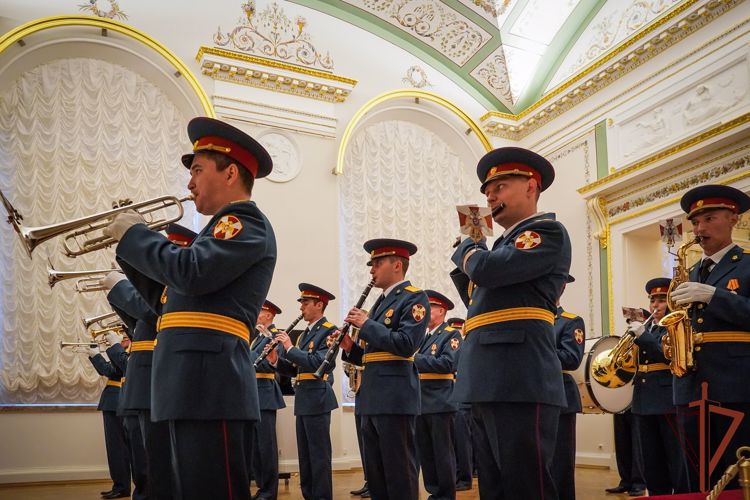 Военный оркестр Северо-Западного округа Росгвардии исполнил старинные марши на открытии выставки в Эрмитаже 