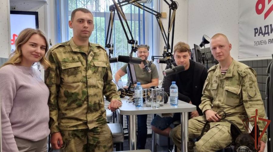 Накануне профессионального праздника кинологи Уральского округа Росгвардии стали гостями прямого радиоэфира