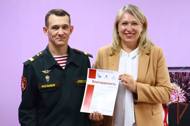 Представитель Общественной палаты России вручила благодарность донору-росгвардейцу