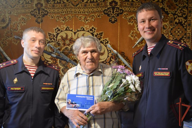 Росгвардейцы поздравили ветерана службы с 93-летием в Сыктывкаре