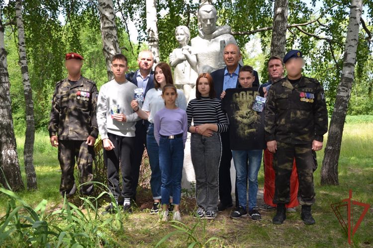 Росгвардейцы — участники спецоперации поблагодарили воспитанников тольяттинского детского дома за поддержку (видео)