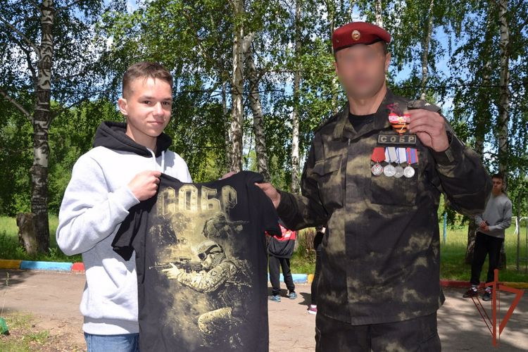Росгвардейцы — участники спецоперации  поблагодарили воспитанников тольяттинского детского дома за поддержку (видео)