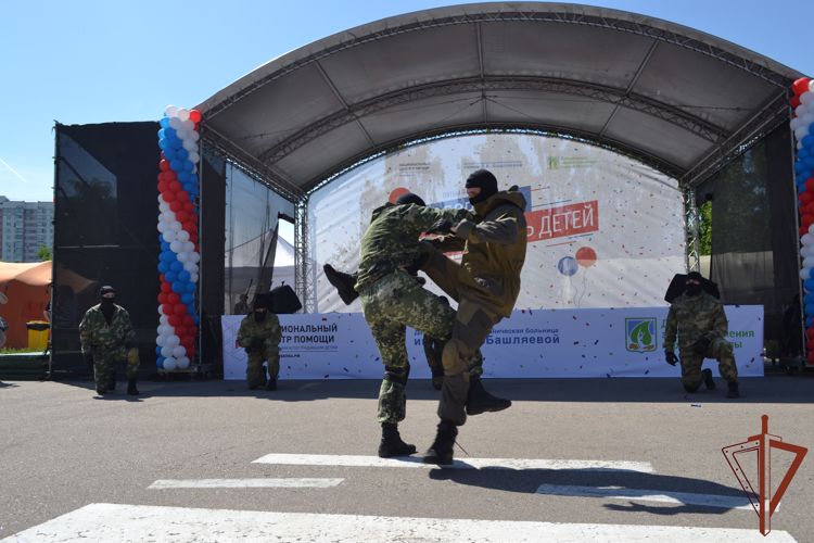 Пациентов одной из столичных детских больниц поздравили росгвардейцы с Днем защиты детей