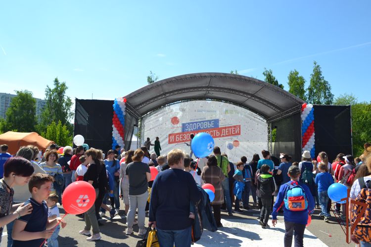 Пациентов одной из столичных детских больниц поздравили росгвардейцы с Днем защиты детей