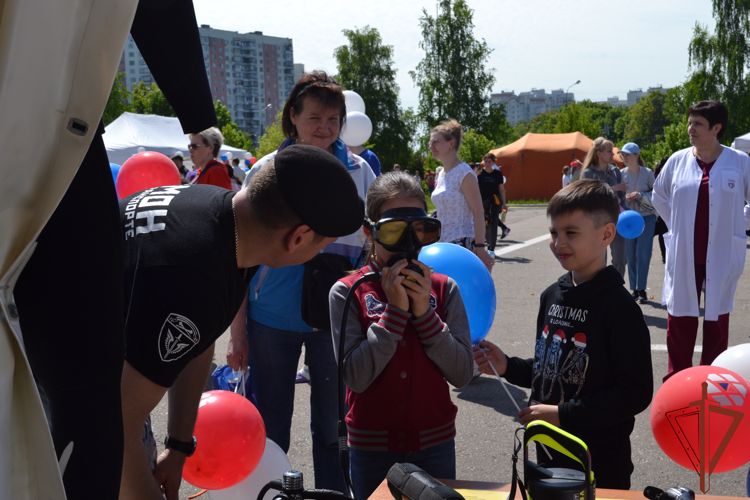 Пациентов одной из столичных детских больниц поздравили росгвардейцы с Днем защиты детей