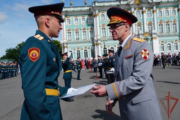 Статс-секретарь – заместитель директора Федеральной службы войск национальной гвардии Российской Федерации генерал-полковник Олег Плохой вручил дипломы выпускникам Санкт-Петербургского института