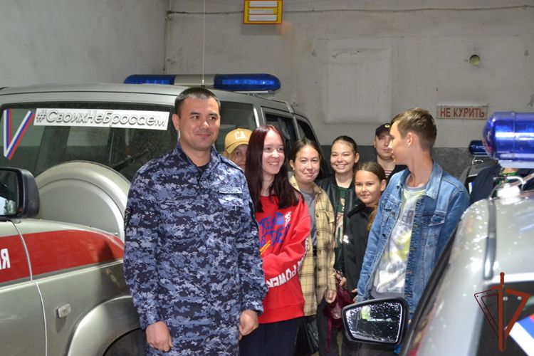 В Биробиджане сотрудники Росгвардии провели акцию  «Дорогой добра»