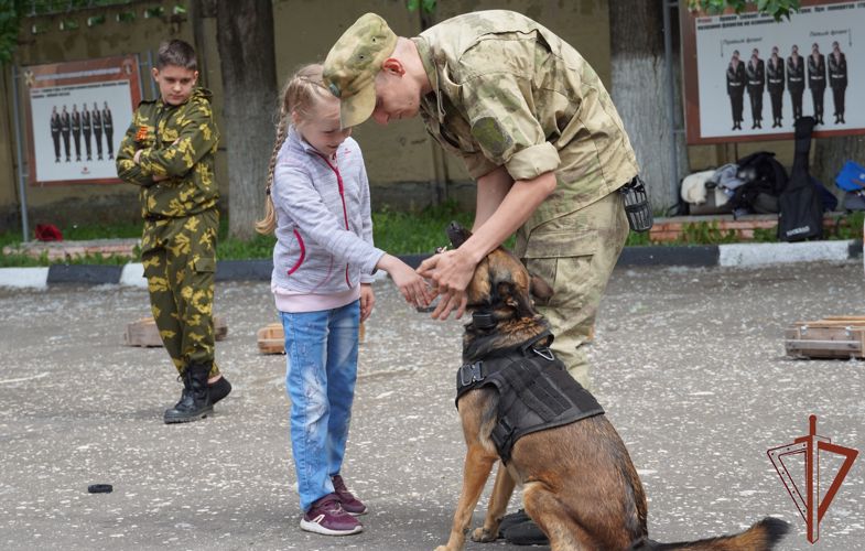 СВЫШЕ 150 ДЕТЕЙ ПОСЕТИЛИ ВОЕННО-СПОРТИВНОЕ МЕРОПРИЯТИЕ РОСГВАРДИИ ВО ВЛАДИМИРЕ
