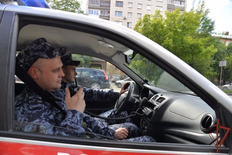 Патруль Росгвардии оказал медпомощь потерявшему сознание жителю Екатеринбурга (видео)