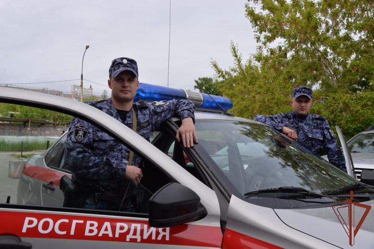 Росгвардейцы в Екатеринбурге пришли на помощь детям, оставленным в опасности (видео)