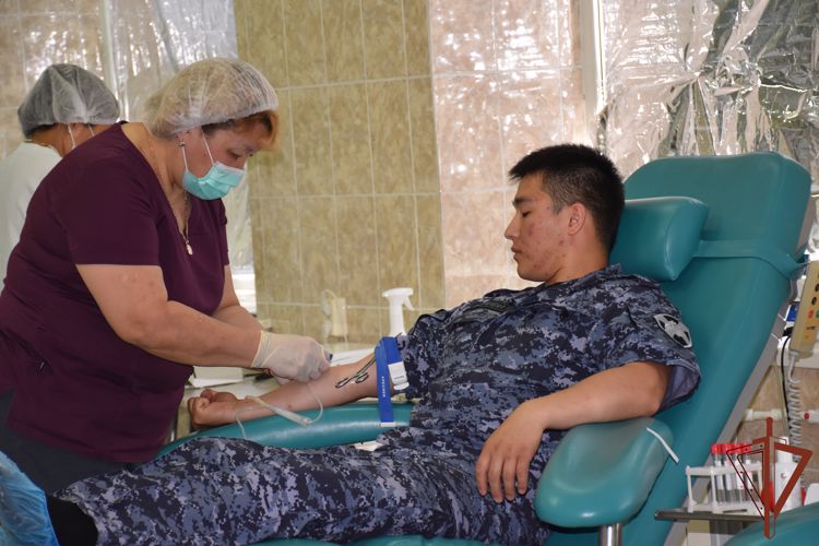 Донорскую кровь для нуждающихся в помощи жителей Калмыкии сдали сотрудники Росгвардии  