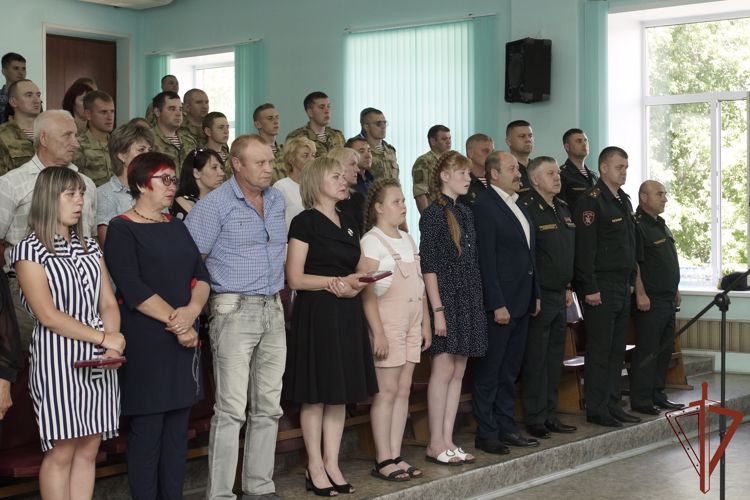 Награды погибших росгвардейцев — участников спецоперации из Алтайского края передали их родственникам 