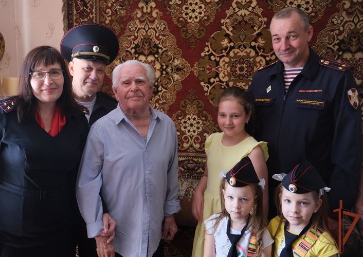 В Орле росгвардейцы поздравили ветерана Великой Отечественной войны со 101-летием