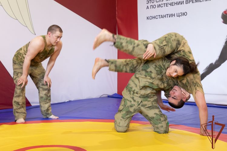 Олимпийцы провели мастер-класс с росгвардейцами в Ленинградской области