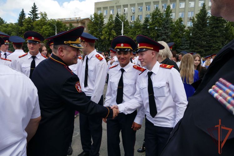 Росгвардейцы обеспечили безопасность выпускных вечеров в регионах Сибири
