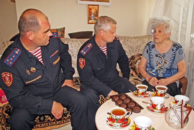 Офицеры Росгвардии поздравили с 90-летним юбилеем труженицу тыла из Черногорска Нину Грудеву 