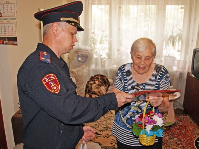 Офицеры Росгвардии поздравили с 90-летним юбилеем труженицу тыла из Черногорска Нину Грудеву 