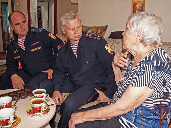 Офицеры Росгвардии поздравили с 90-летним юбилеем труженицу тыла из Черногорска Нину Грудеву 