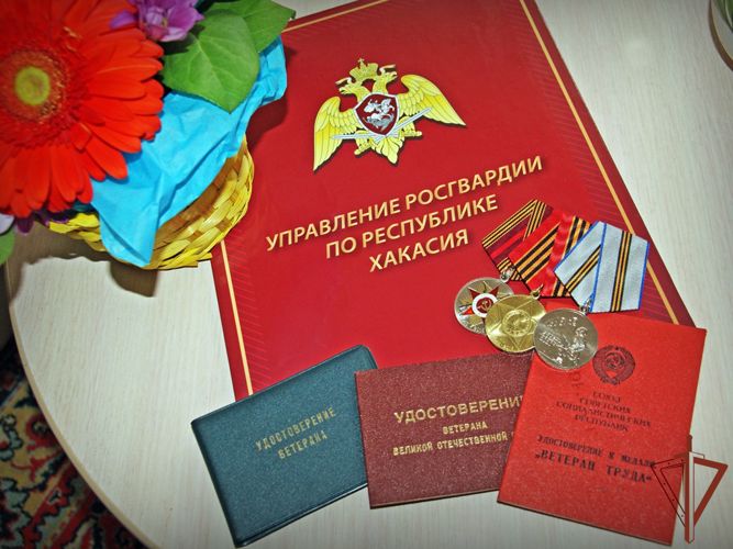 Офицеры Росгвардии поздравили с 90-летним юбилеем труженицу тыла из Черногорска Нину Грудеву 