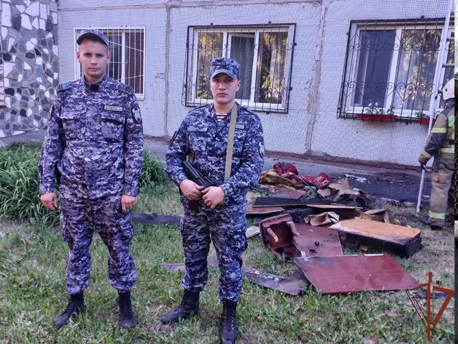 Росгвардейцы эвакуировали жителей загоревшейся кемеровской многоэтажки 
