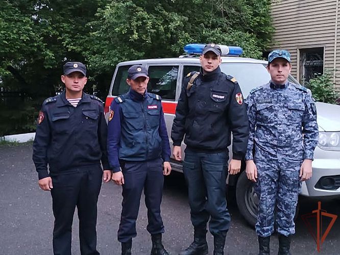 Росгвардейцы эвакуировали из горящего дома жителей Новокузнецка 