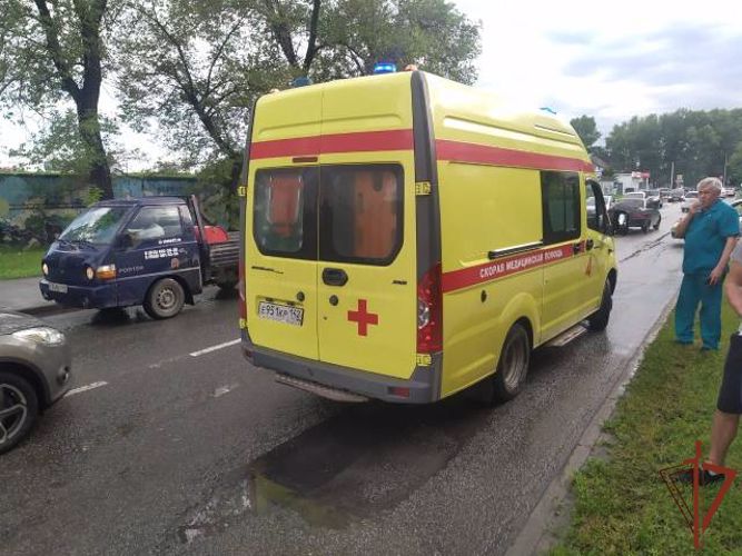 Попавшему в ДТП пешеходу в Кемерове на помощь пришли сотрудники Росгвардии