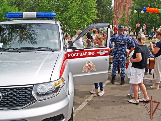 В Международный день защиты детей росгвардейцы провели тематические мероприятия для юных сибиряков
