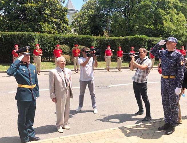  Со 100-летним юбилеем  проживающего в Сочи ветерана Великой Отечественной войны  поздравили сотрудники Росгвардии