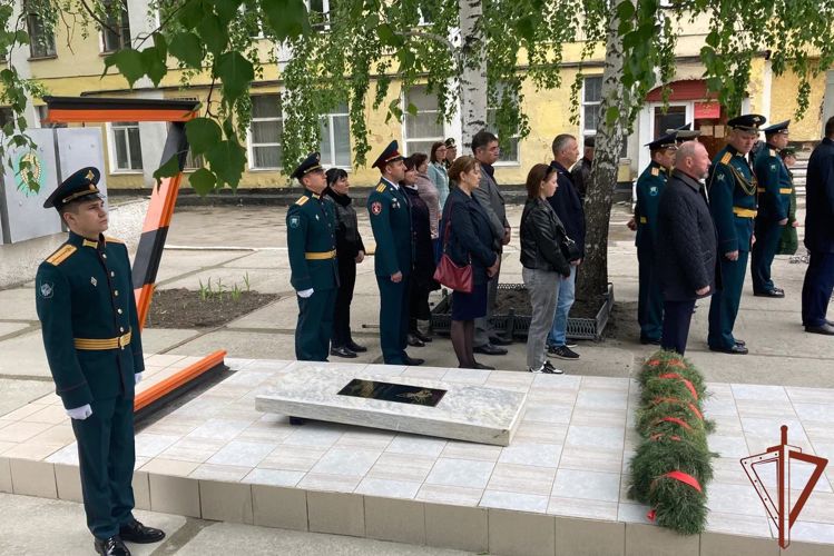Военнослужащие Росгвардии приняли участие в открытии памятника участникам специальной военной операции в Екатеринбурге